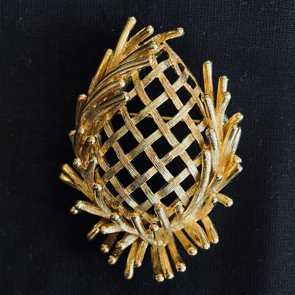 Vintage Lisner Gold Plated Brooch
